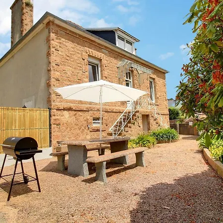 Holiday home Roz Vallee 1